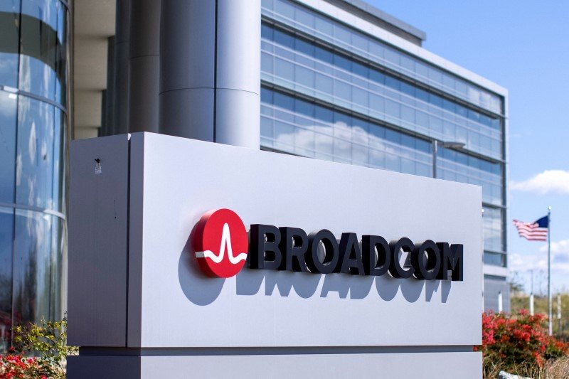 Analysts defend Broadcom as annual guidance falls short after FQ4 earnings beat By Investing.com