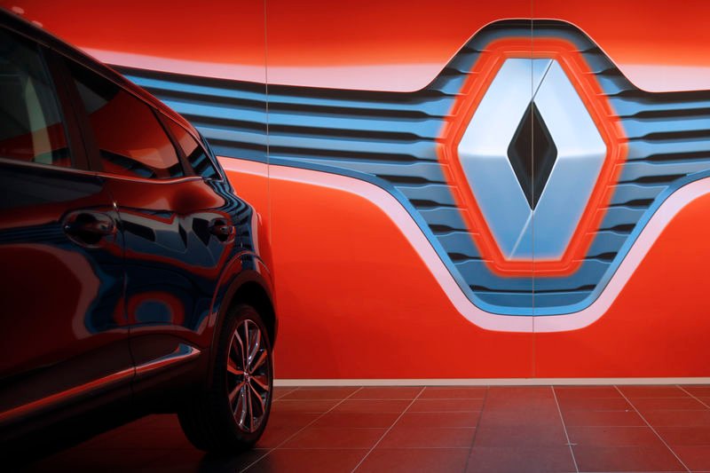 Stellantis, Renault heads play down merger speculation By Reuters