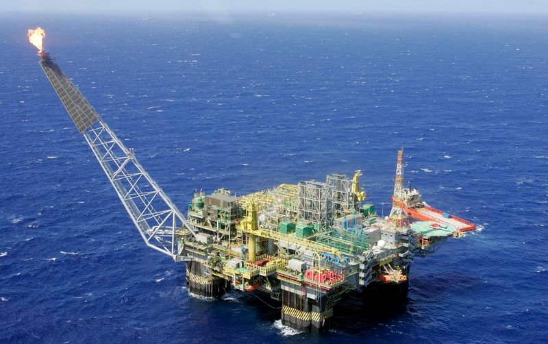 Oil inventories in huge upside surprise, rising by 8.5M barrels last week : API By Investing.com