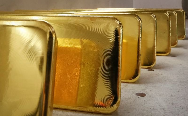 Gold notches 4% weekly gain as record run continues By Investing.com