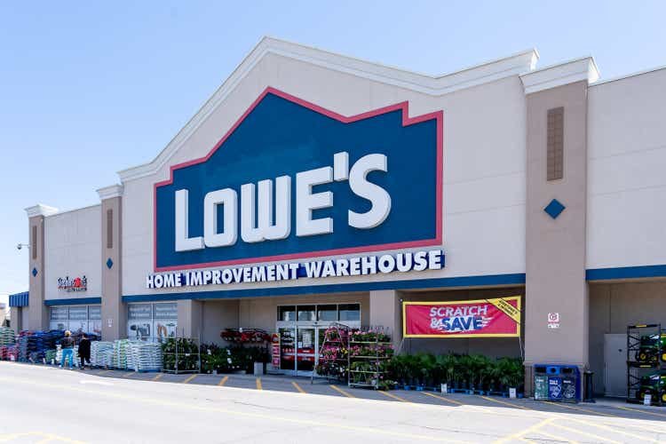 Lowe’s tops estimates; warns DIY big-ticket demand is still soft (NYSE:LOW)