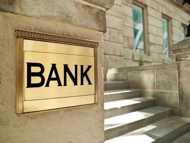 CFRA predicts that banks will outperform the benchmark S&P 500 in 2025 (SP500)