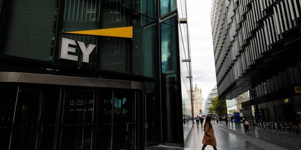 EY to Cut 150 Senior Consultants Amid Industry Slowdown
