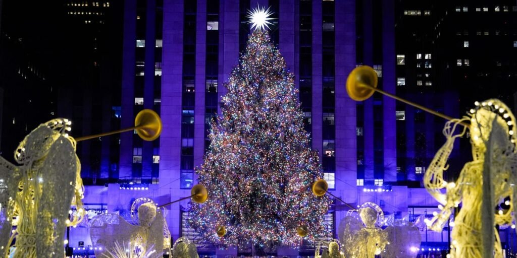 Christmas Decorations Around the World: Photos, Landmarks