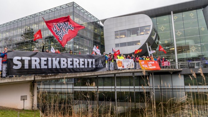 Porsche-Piëch family pushes for Volkswagen plant closures