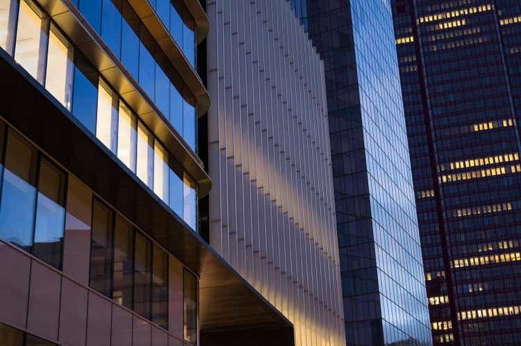 Real estate stocks end in red with the pace of rate cuts expected to slow in 2025