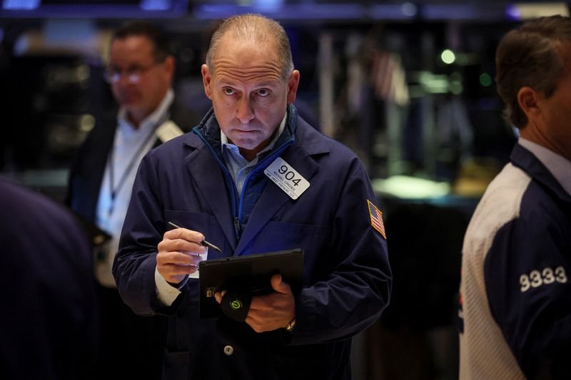 US stocks hover around flatline as tech continues wobble; Alphabet shines By Investing.com