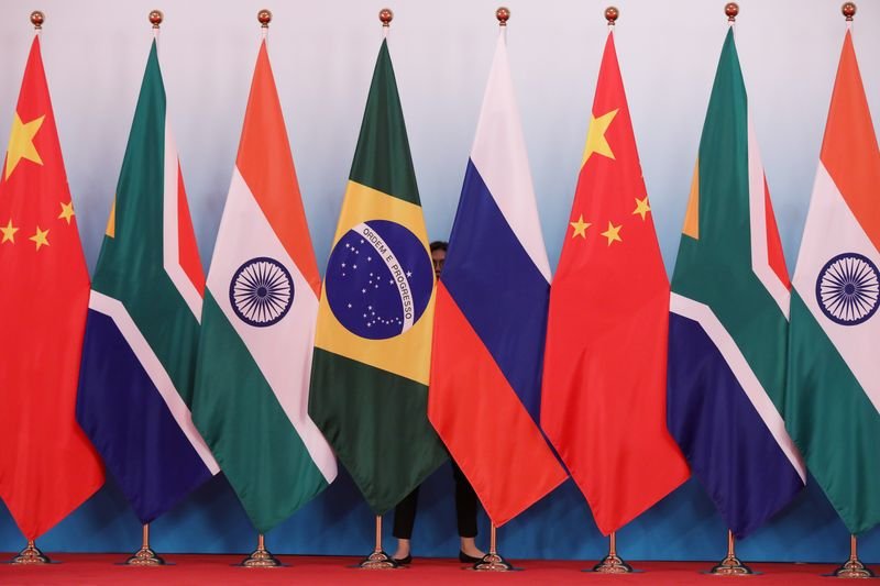 BRICS currencies weaken, dollar strong after Trump threatens tariffs By Investing.com