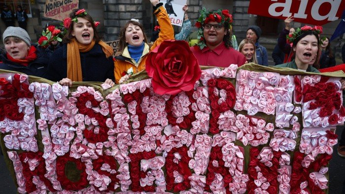 Greenpeace raises threat of new legal challenge to UK oil and gasfields