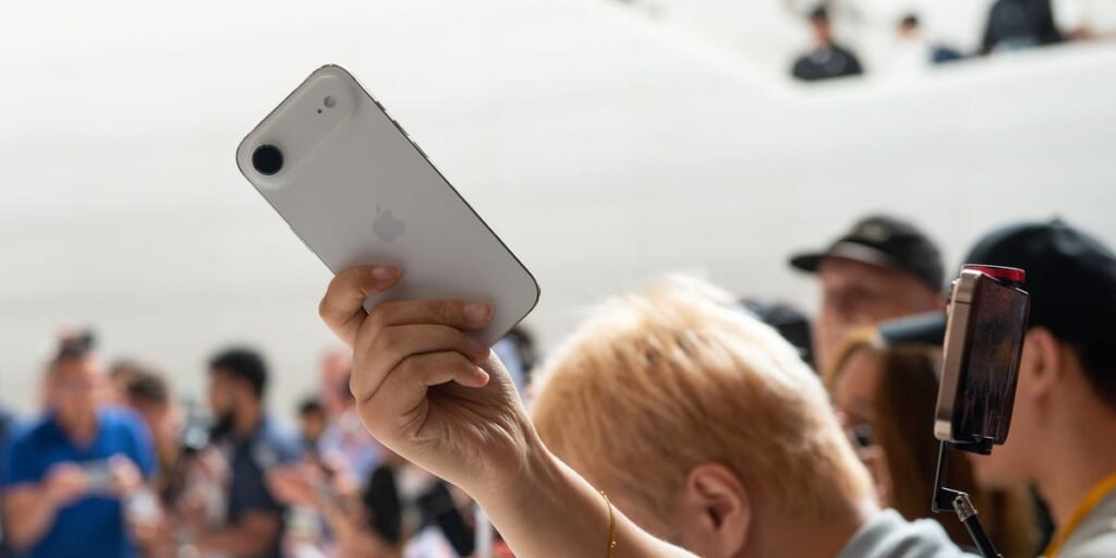 YouTuber Pushes iPhone Air to Limit in Bend Test, ‘Shocked’ at Result