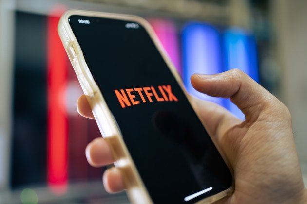Netflix taps Moelis & Co to explore bid for Warner Bros Discovery – report (NFLX:NASDAQ)