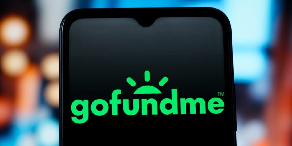 Strangers Raise Almost $2 Million for 88-Year-Old Supermarket Worker