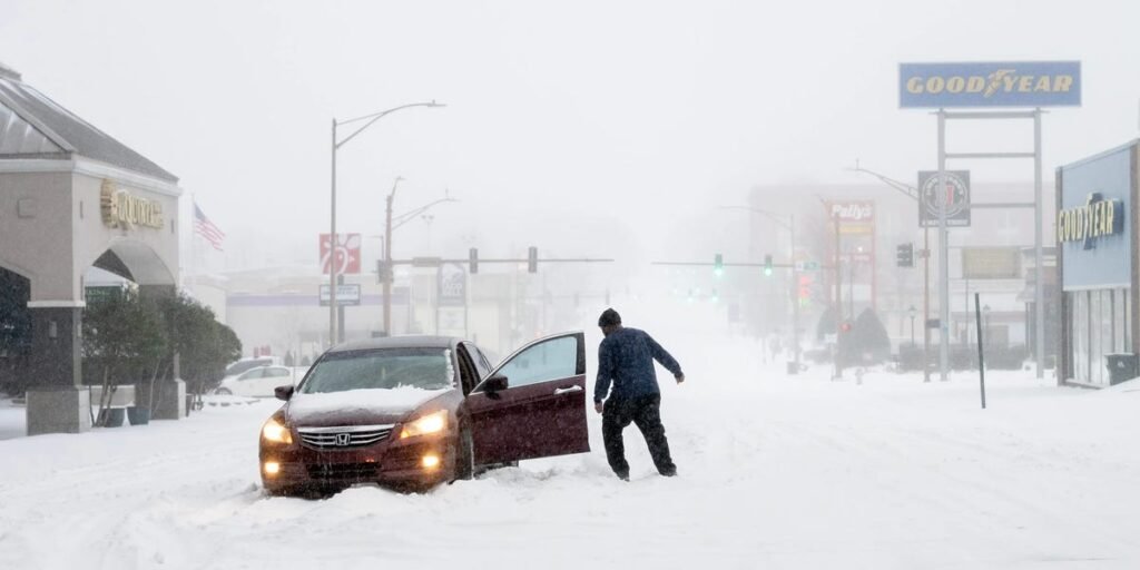 Huge Winter Storm Barrels Toward East Coast, Heavy Snow Continues