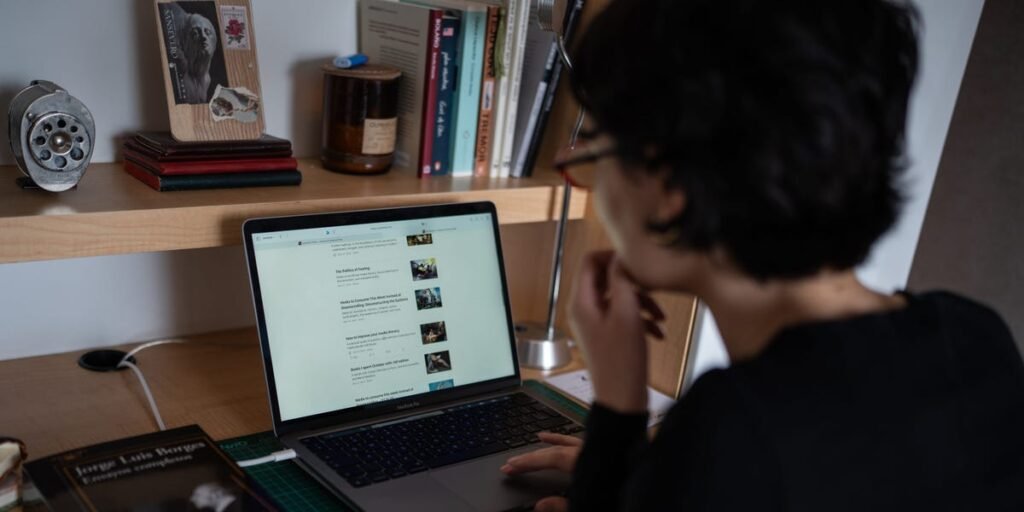 Gen Z Is Trying to Log Their Way Out of Doomscrolling