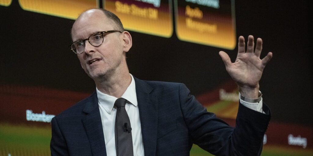Apollo Chief Economist Says There’s No Evidence AI Is Taking Human Jobs