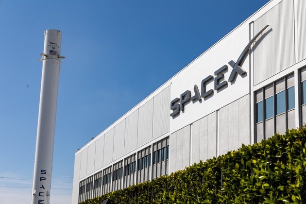 Falcon 9 rideshare sales paused as SpaceX winds down flagship vehicle: WSJ