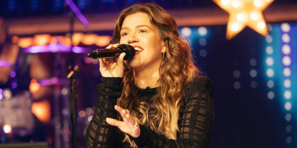 Kelly Clarkson’s Online Feud With a Brooklyn Toy Store: PR Expert Explains