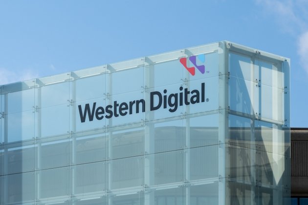 Western Digital retreats 10% amid storage selloff (WDC:NASDAQ)
